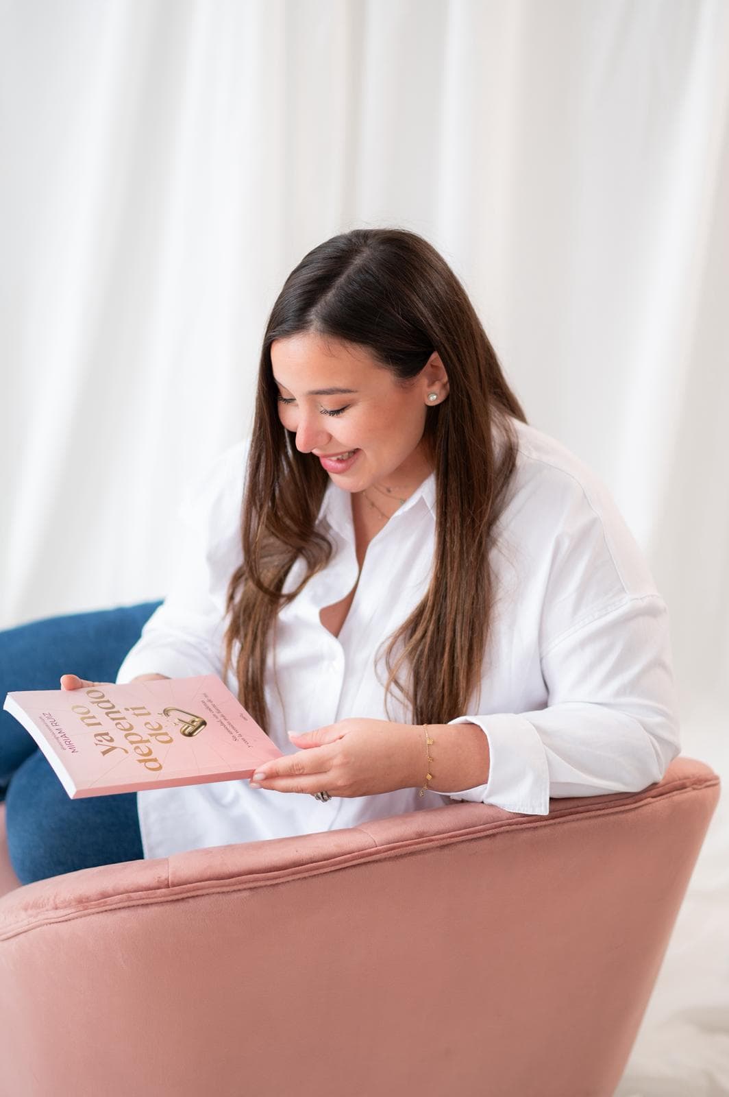 Ya no dependo de ti - Miriam con su libro